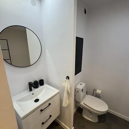 Modern Near Center Apartment *